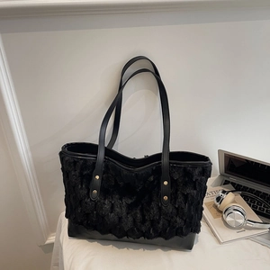 Borsa tote nera in ecopelliccia e pelle con borchie dorate e stile minimalista