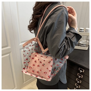 Dettaglio della borsa tote trasparente in PVC con ciliegie e pochette interna rosa
