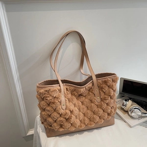 Borsa tote marrone in ecopelliccia con spalline in pelle e rivetti dorati da ufficio