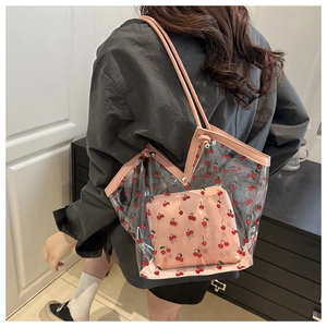 Vista dettagliata del retro di una borsa tote trasparente in PVC con stampa ciliegia