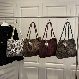 Leopard Print Tote Bag For Women Vintage Pleated Shoulder Bag Large Capacity Braided Handle Handbag With Ice Cream Pendant