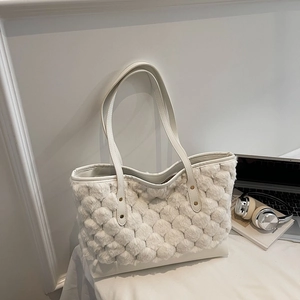 Borsa tote bianca in ecopelliccia con trama a nido d'ape e sottili spalline in pelle