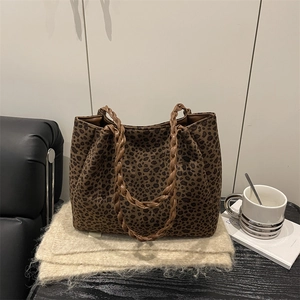 Bolso tote retro con estampado de leopardo y asa trenzada marrón sobre fondo beige suave