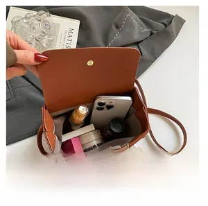 Interno spazioso della borsa a tracolla marrone con spazio per cellulare e cosmetici