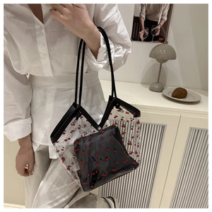 Dettaglio della borsa tote in PVC trasparente con stampa ciliegia e pochette interna nera