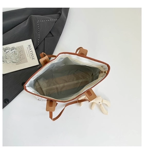 Detailansicht des großen Shopper-Innenraums mit Reißverschlusstasche und Print