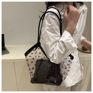 Borsa tote in PVC trasparente con stampa ciliegie e pochette nera indossata dalla modella