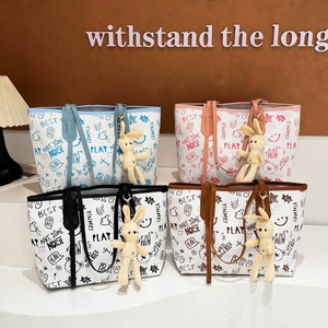 Graffiti Print Tote Bag PU Leder Große Kapazität Schultertasche Mit Kaninchen Plüsch Anhänger Street Fashion Für Damen