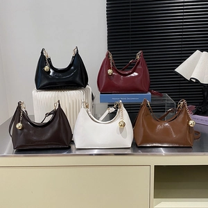 Sac À Épaule Hobo Croissant Cuir PU Brillant Avec Pendentif Boule Dorée Sac Bandoulière Tendance Pour Femme