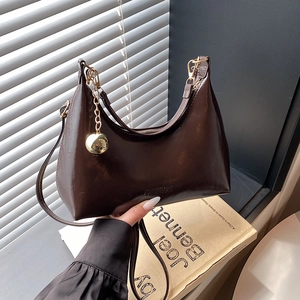 Sac croissant café glacé avec breloque boule dorée et embossage fashion élégant
