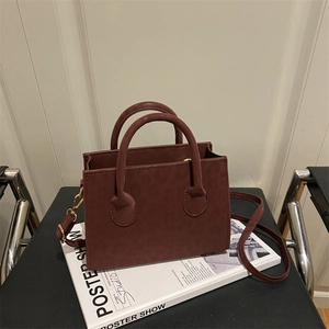 Elegante borsa quadrata rosso vino con dettagli leopardati e finiture dorate