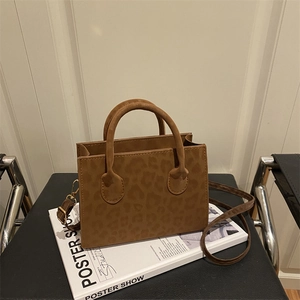 Borsa tote con stampa leopardata marrone con manici e tracolla regolabile su sgabello
