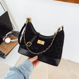 Chic black leopard拼接 suede handbag with golden turn-lock and metal chain detail