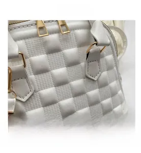 Detailaufnahme der weißen gesteppten PU-Leder Handtasche mit edlen goldenen Beschlägen