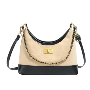 Gesteppte beige-schwarze Unterarmtasche mit Goldkette und Drehverschluss