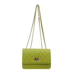 Sac à bandoulière matelassé vert avec fermoir tournant doré sur fond blanc