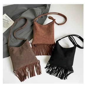 Vue détaillée à plat de sacs à bandoulière en daim à franges en marron, beige et noir