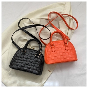 Vista detallada de bolsos de concha con estampado de cocodrilo y cremalleras doradas