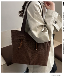 Détail du sac cabas imprimé léopard marron foncé avec cordon de serrage tressé