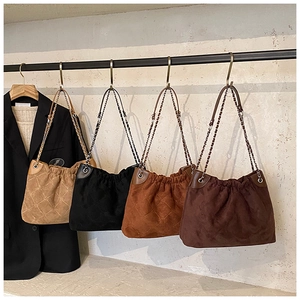 Detail von vier gesteppten Beuteltaschen mit Goldkettchen in Khaki, Schwarz und Braun