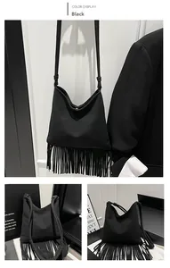 Détail du sac à bandoulière noir montrant sa texture en nylon et sa frange à franges