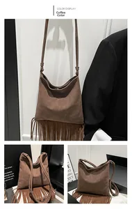 Détail du sac à bandoulière en daim café avec de longues franges et une texture mate