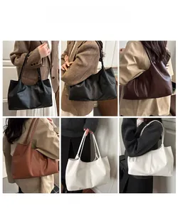 Vertikale Nähte an großen minimalistischen Tragetaschen aus Kunstleder in vier Farben