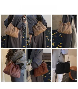 Gesteppte Beuteltasche mit Kettenriemen in verschiedenen Outfits und Farben