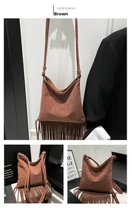 Détails du sac à bandoulière en daim marron avec franges et sangle réglable