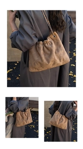 Detailansicht der braunen Vintage Wildleder-Beuteltasche mit Rautensteppung und Kettengurt