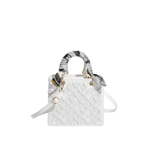 Borsa a tracolla bianca in ecopelle con trapuntatura a rombi e manico con foulard