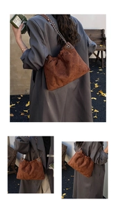 Detail der Vintage Samt-Eimertasche mit Kettenriemen und Rautenmuster im Herbst-Look