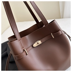 Dettaglio borsa shopper marrone scuro in ecopelle con chiusura a scatto dorata