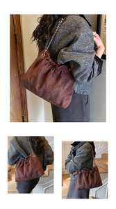 Makroaufnahme der braunen gesteppten Wildlederbeutel-Tasche mit Kettenriemen-Details