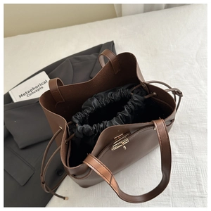 Vista dall'alto della borsa tote marrone caffè con interno a coulisse e chiusura a scatto