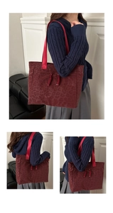 Vue détaillée du grand sac cabas bordeaux à motif léopard et bandoulière réglable