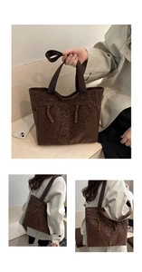 Détail du sac cabas léopard marron avec pompons tissés et poche latérale pratique