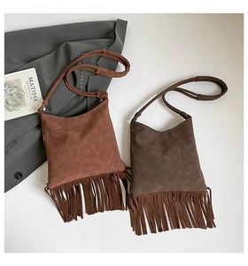 Détail de sacs à bandoulière ethniques à franges en rouge rouille et marron café