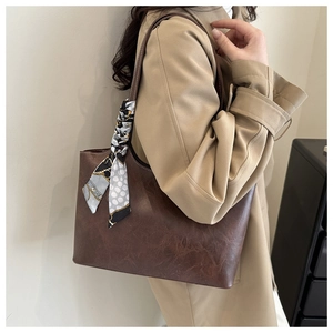 Détail du sac cabas marron foncé en similicuir avec foulard en soie et texture