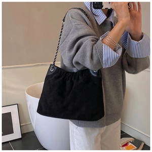 Detailaufnahme der schwarzen gesteppten Wildleder-Schultertasche mit Rautenmuster