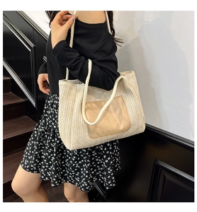 Détail du grand sac cabas en paille avec poche en cuir marron et anse en corde de coton