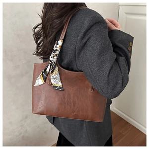 Sac cabas en cuir marron orné d'un foulard en soie chic à imprimé géométrique