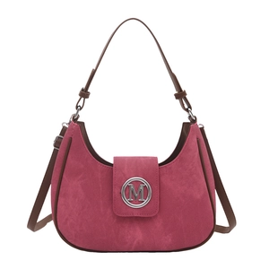 Sac hobo fuchsia avec bretelles en cuir marron et détail du logo M métallique