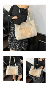 Détail d'un grand sac cabas tissé couleur abricot avec une poche en similicuir marron