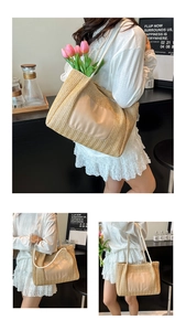 Détail du sac cabas beige tissé main avec empiècement en PU et bandoulières en corde assorties