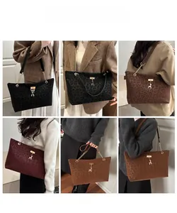 Dettagli di borse tote leopardate in vari colori con tracolle a catena e decorazioni