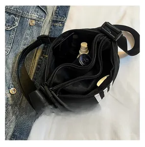 Vista dettagliata dei compartimenti interni di una borsa a tracolla nera e sua capienza