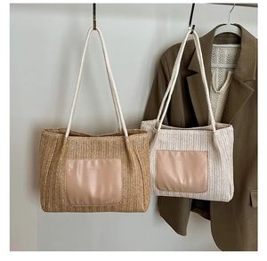 Détail de sacs cabas en paille tissée avec poches en cuir et anses en coton