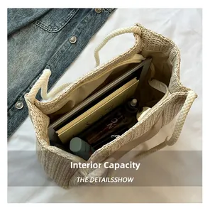 Vue du haut du grand sac fourre-tout tissé avec poche zippée et articles de rangement