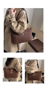 Dettaglio della borsa tote leopardata con tracolla a catena oro e ciondolo cervo